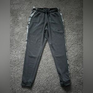 Nike Men's Dri-Fit Move To Zero Tapered Leg Training Pants Smoke Grey Camo Med